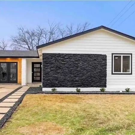 Modern Texan Sized Home - 4 Bed 3 Bath